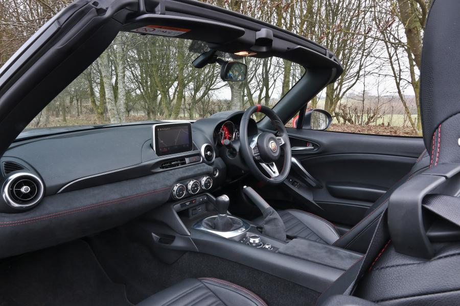 Интерьер Abarth 124 Spider (348) 2016 года  (UK) (фото 3 из 24)
